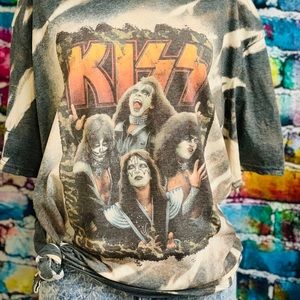 Kiss tee